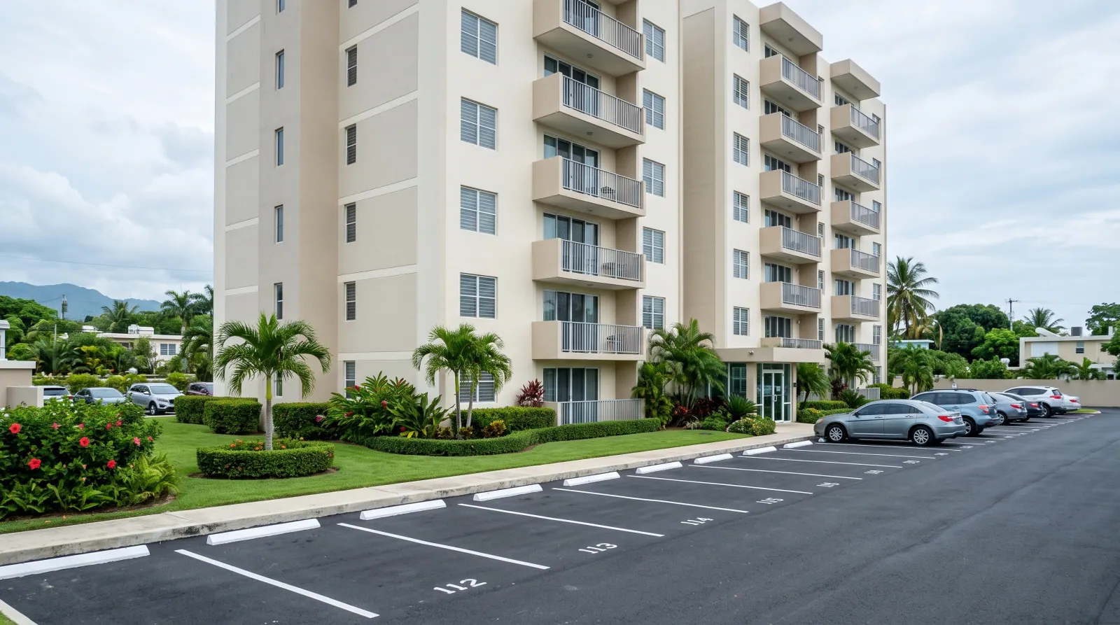 Condominio en Puerto Rico con las jardineras podadas y el estacionamiento recién demarcado.